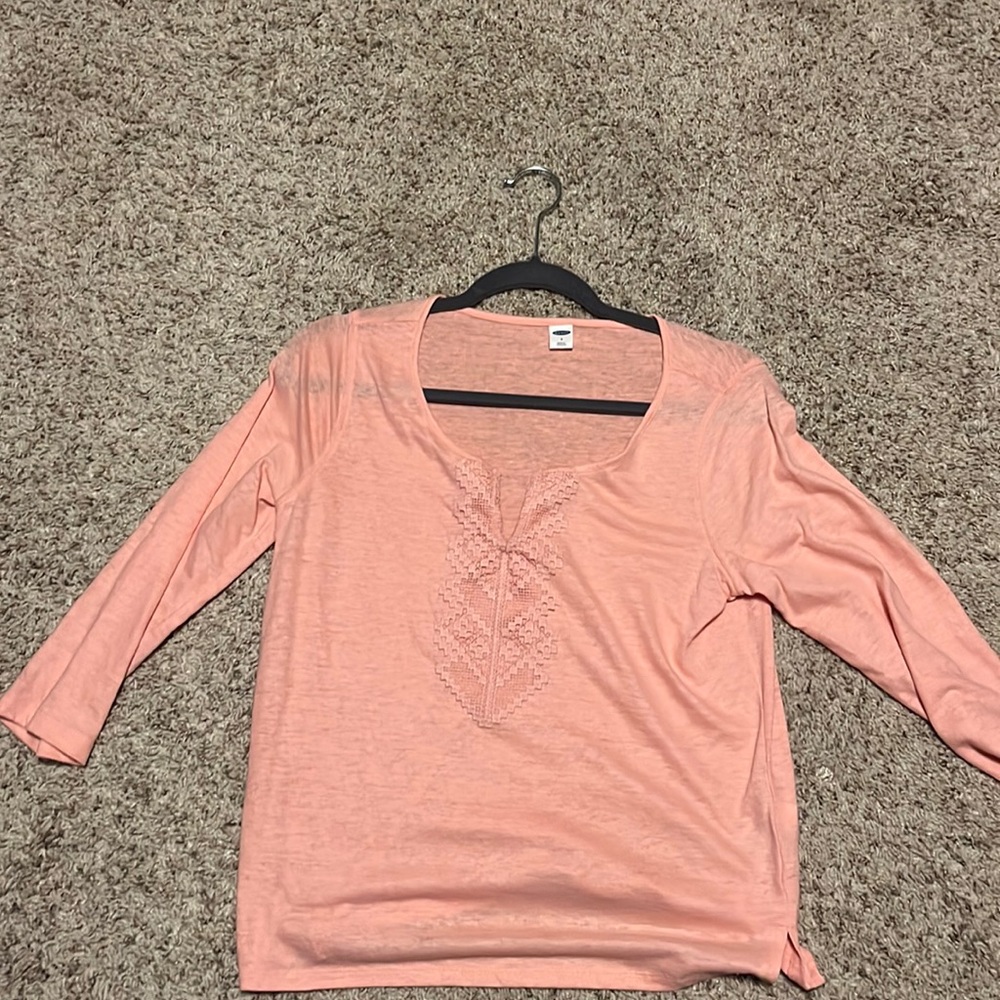 3/4 length sleeve top. Coral. V neck with detail